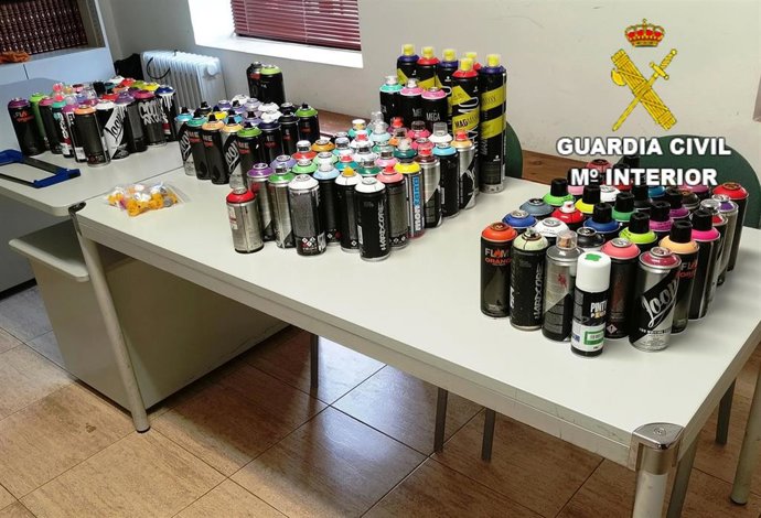 Botes de spray aprehendidos a los tres detenidos por realizar grafiti en material ferroviario en Cistierna (León).