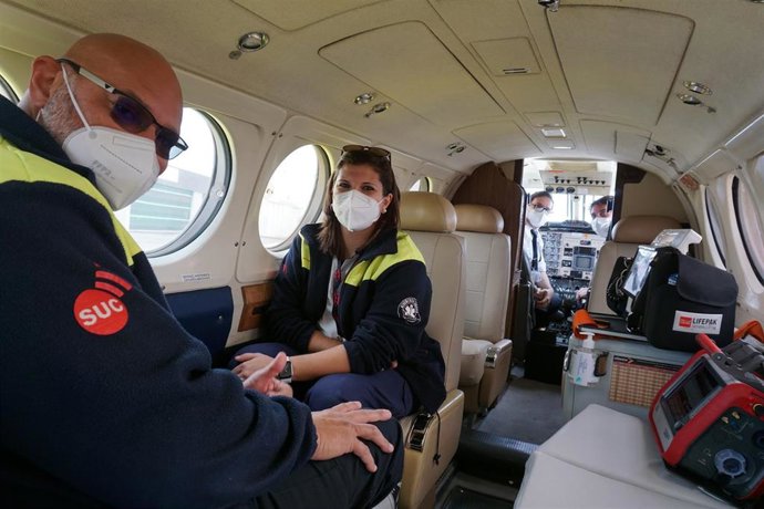 Equipo del avión medicalizado del SUC