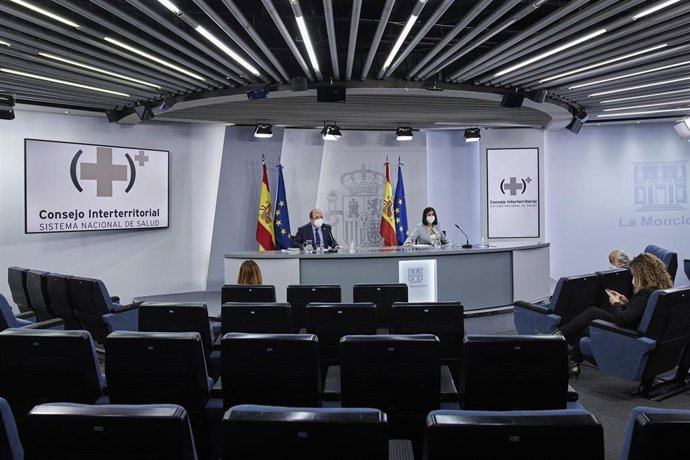 Archivo - El ministro de Política Territorial y Función Pública, Miquel Iceta y la ministra de Sanidad, Carolina Darias comparecen rueda de prensa tras la reunión del Consejo Interterritorial del Sistema Nacional de Salud, en Madrid (España) a 3 de febr