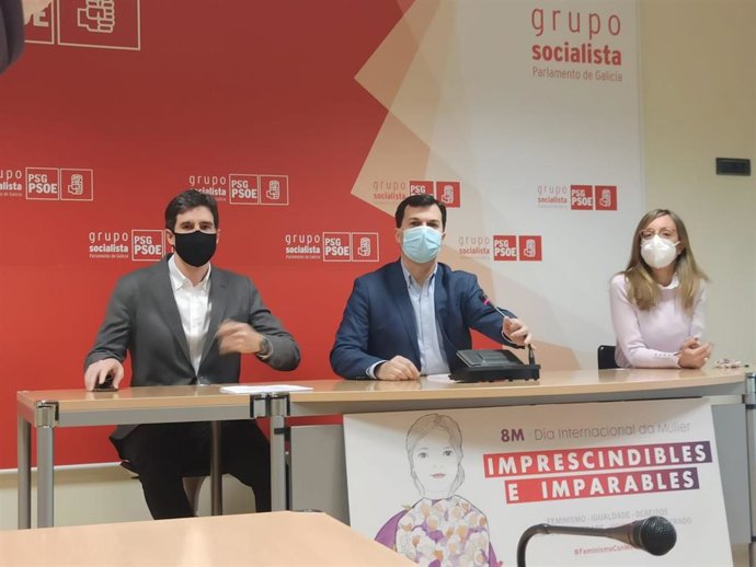 El viceportavoz parlamentario del PSdeG, Pablo Arangüena; el secretario xeral del PSdeG, Gonzalo Caballero, y la diputada Paloma Castro, en rueda de prensa