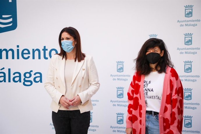 La concejala de Cultura del Ayuntamiento de Málaga, Noelia Losada, y la representante de Yes We Tech, Ángela Dini.