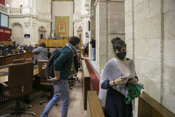 La diputada no adscrita Teresa Rodríguez abandona la sesión durante la primera jornada del Pleno del Parlamento de Andalucía. En Sevilla (Andalucía, España), a 10 de febrero de 2021. (Foto de archivo).