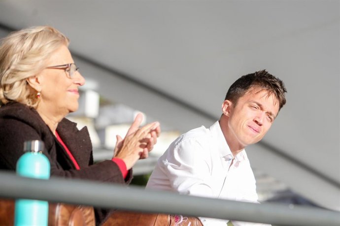 Archivo - Los candidatos de Más Madrid a la Comunidad de Madrid y a la Alcaldía, Iñigo Errejón y Manuela Carmena respectivamente, inauguran la apertura de la campaña de Más Madrid en la Plaza de la Asociación de Orcasitas en Madrid 