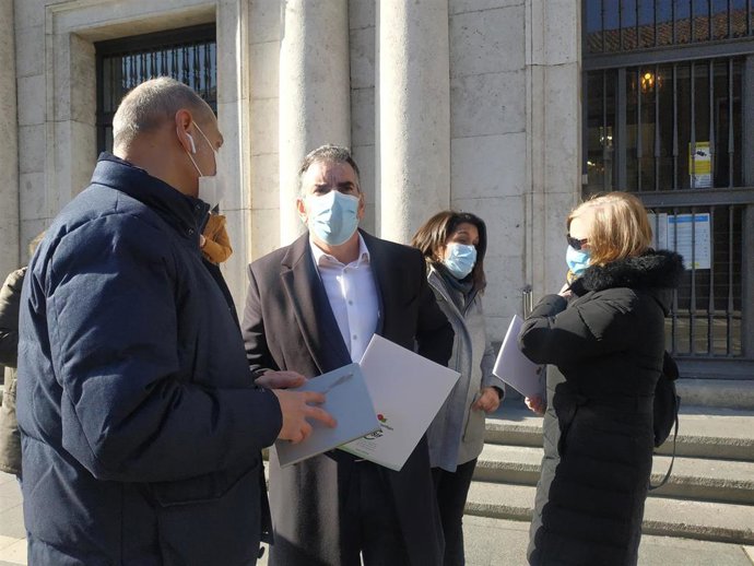 Benjamín Castro (C) ante las dependencias judiciales.
