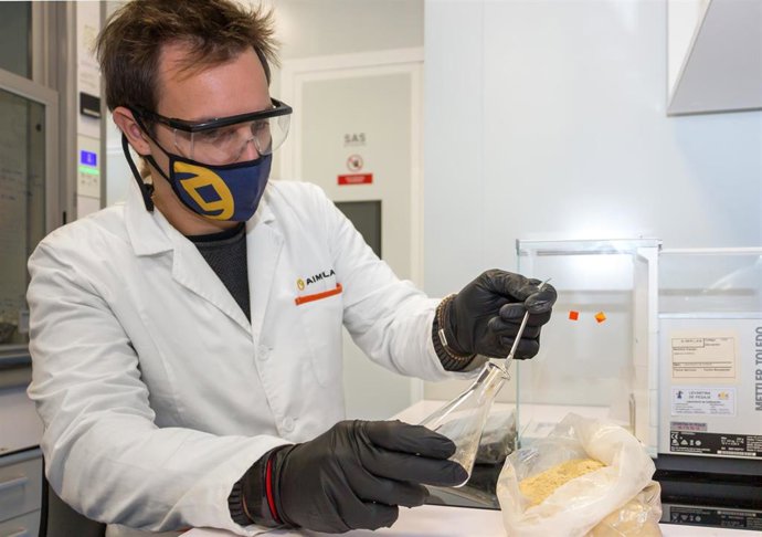 Archivo - Un investogador de Aimplas