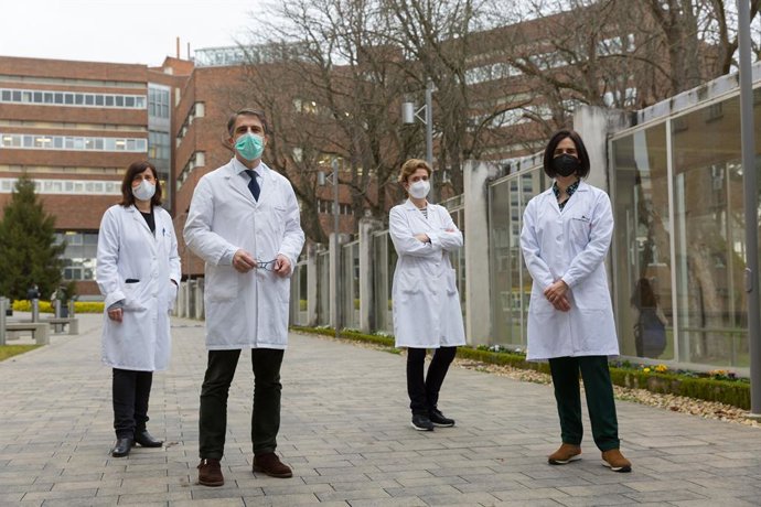 Investigadores de la Universidad de Navarra que participan en el proyecto. De izquierda a derecha, Susana Santiago, Miguel Ruiz Canela, Itziar Zazpe y Nerea Martín-Calvo