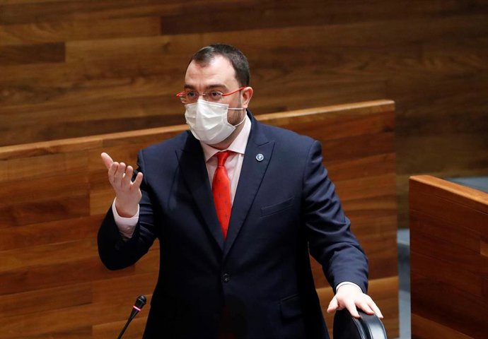 El presidente del Principado, Adrián Barbón, interviene en el Pleno de la Junta en una imagen de archivo.