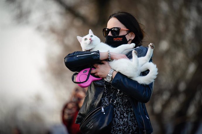 Una mujer sostiene a un gato en Varsovia
