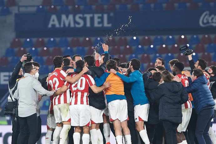 Jugadores del Athletic Club de Bilbao cellebran una victoria
