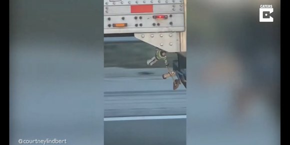 4. Conductor de camión hace un guiño a Toy Story con Buzz Lightyear y Woody colgando de un camión y se hace viral