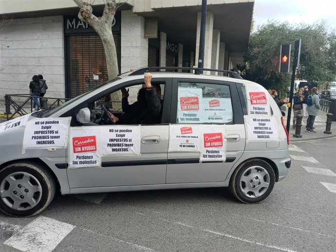 Coche que participa en la protesta en Ibiza para reclamar mayores ayudas y agilidad en la vacunación