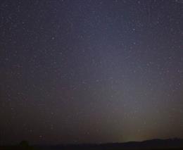 Esta foto muestra la luz zodiacal tal como apareció el 1 de marzo de 2021 en Skull Valley, Utah.
