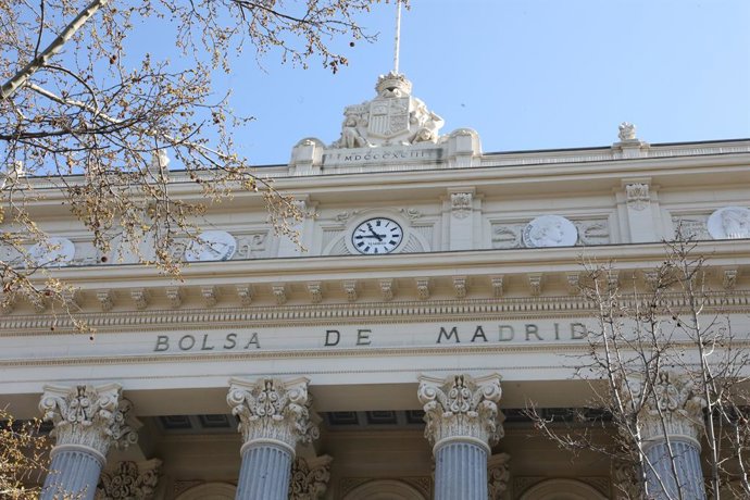Exterior del Palacio de la Bolsa que se ha levantado con una subida del Ibex 35 de un 0,67% en la media sesión de este martes, lo que llevaba al selectivo a situarse en los 8.500,8 enteros a las 12.10 horas, en Madrid, (España), a 9 de marzo de 2021. Es