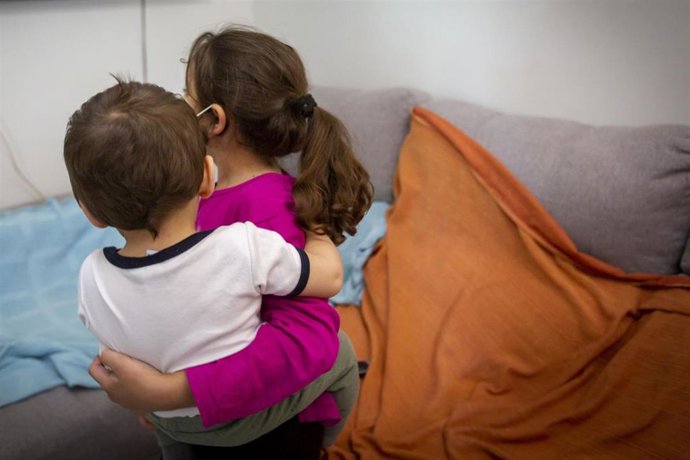 Dos niños de una familia que recibe el apoyo de Save The Children