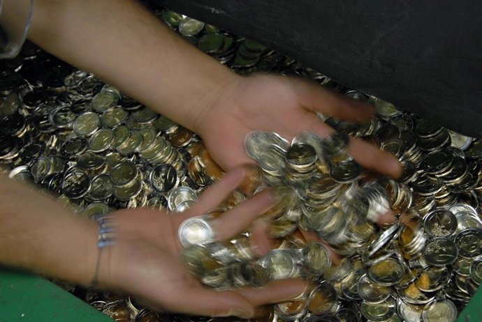 Archivo - Monedas en euros