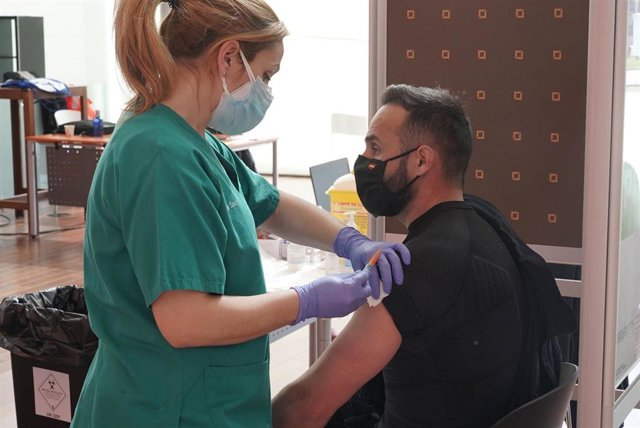 Archivo - Vacunación masiva de policía y guardia civil en el Miguel Delibes