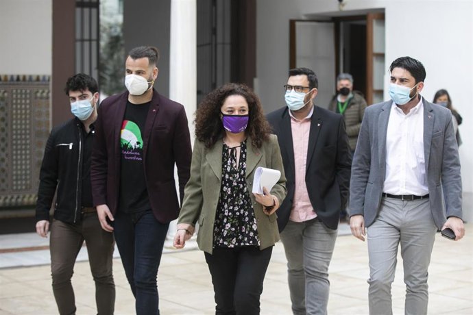 La portavoz de Adelanta Andalucía, Inmaculada Nieto (c), junto a varios diputados de su formación, a su llegada a la sesión de control al gobierno con preguntas al presidente de la Junta, en una foto de archivo.
