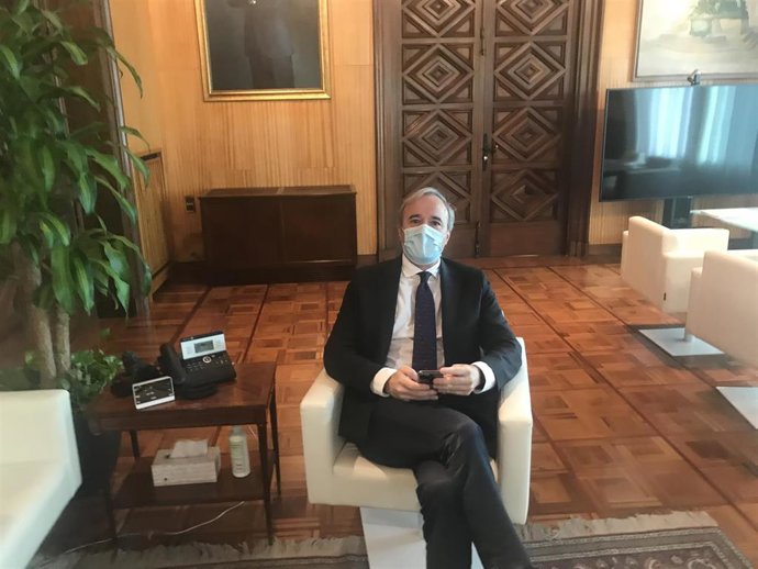 Archivo - El alcalde de Zaragoza, Jorge Azcón, en su despacho