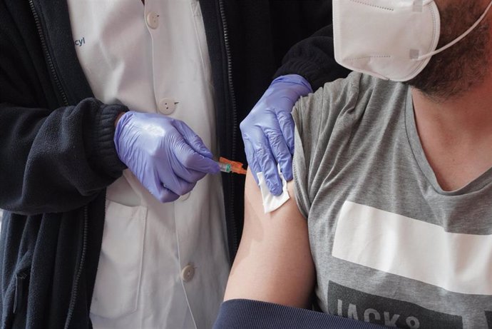 Un policía nacional recibe la primera dosis de la vacuna contra la COVID-19 en el Centro Cultural Miguel Delibes, en Valladolid, Castilla y León (España), a 9 de marzo de 2021.