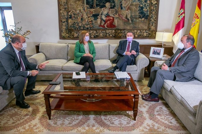 Reunión entre el presidente regional, Emiliano García-Page, y el rector de la UCLM, Julián Garde