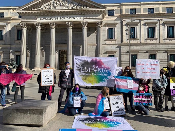 Organizaciones trans comienzan una huelga de hambre ante el Congreso