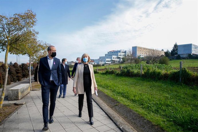 La consejera de Educación, Marina Lombó, y el alcalde de Torrelavega, Javier López Estrada, en su visita a la parcela del Conservatorio