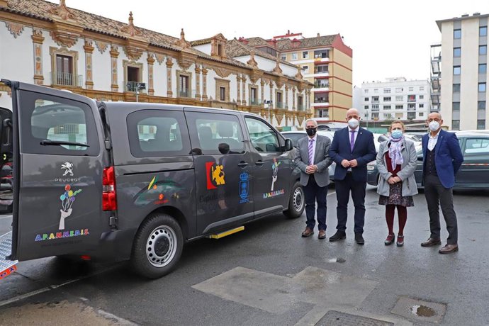 El presidente de la Diputación de Córdoba, Antonio Ruiz (segundo por la dcha.), junto al nuevo vehículo de Apannedis