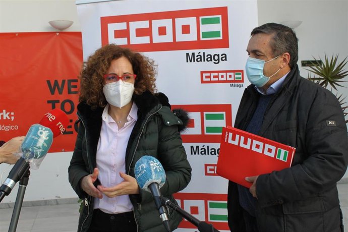 La secretaria general de CCOO en Andalucía, Nuria López, junto a su homólogo en Málaga, Fernando M. Cubillo.