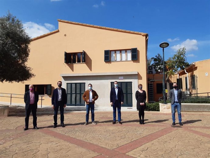 El alcalde de Palma, José Hila, y el edil de Marratxí, Miquel Cabot, tras la firma del convenio.