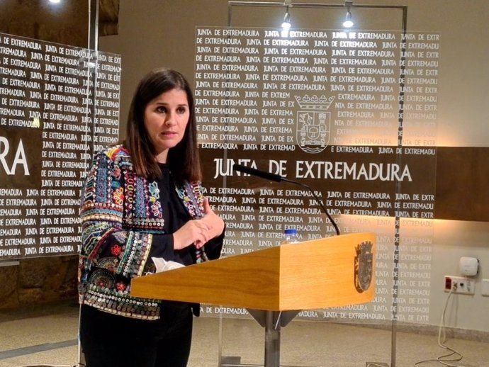 La consejera de Igualdad y portavoz de la Junta de Extremadura, Isabel Gil Rosiña, en rueda de prensa tras el Consejo de Gobierno de la Junta