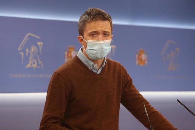 El líder de Más País, Íñigo Errejón, responde en una rueda de prensa posterior a una Mesa del Congreso de los Diputados, en Madrid (España), a 9 de marzo de 2021.