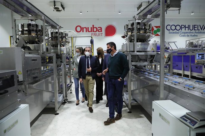 El consejero de Presidencia, Elías Bendodo, visita la cooperativa andaluza Costa de Huelva.
