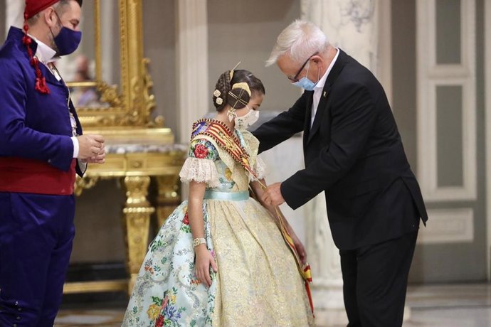 Archivo - El alcalde de Valncia, Joan Ribó, junto a la Fallera Mayor Infantil.