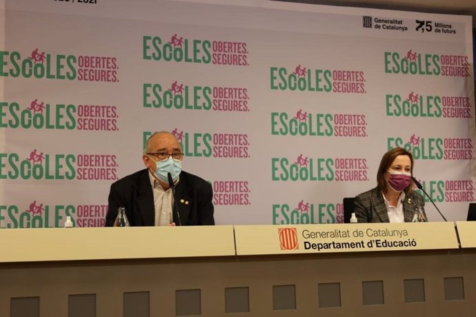 El conseller de Educación de la Generalitat, Josep Bargalló, y la directora general de Currículum, Maite Aymerich, en una rueda de prensa