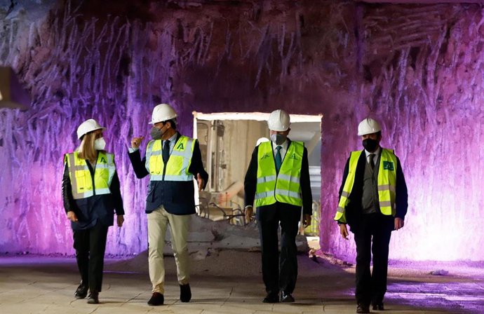El presidente de la Junta de Andalucía, Juanma Moreno (2i), asiste al cale de unión de los túneles del metro, junto al alcalde de la ciudad, Francisco de la Torre (2d) y la consejera de Fomento, Infraestructuras y Ordenación del Territorio, María Carazo