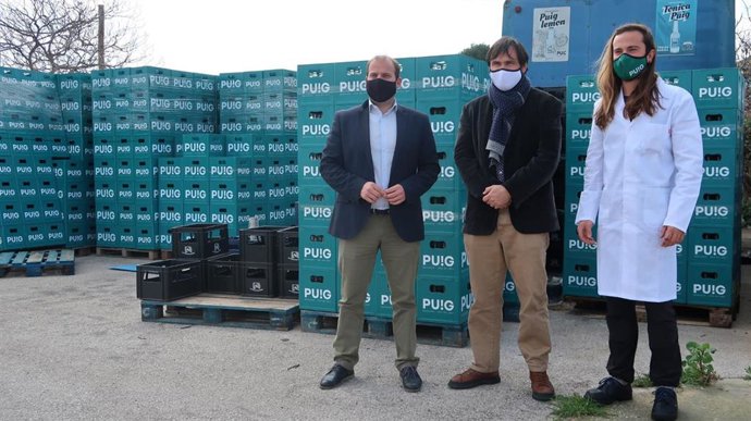El conseller de Medio Ambiente, Miquel Mir (izquierda) visita la planta embotelladora de Bebidas Puig.