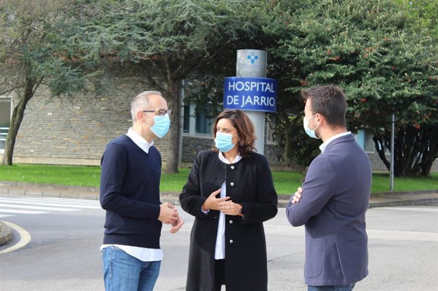 Archivo - Diputados del PP frente al hospital de Jarrio.