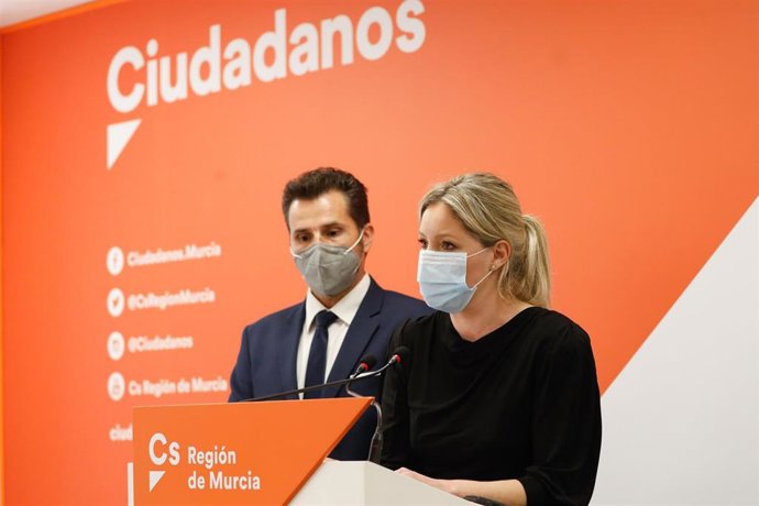 Rueda de prensa de la coordinadora autonómica de Ciudadanos en Murcia, Ana Martínez Vidal, y el vicealcalde de Murcia, Mario Gómez.
