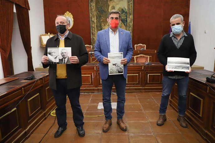 El delegado de Memoria Democrática en la Diputación de Córdoba, Ramón Hernández (centro), en la presentación de la investigación sobre la fotografía de Robert Capa.