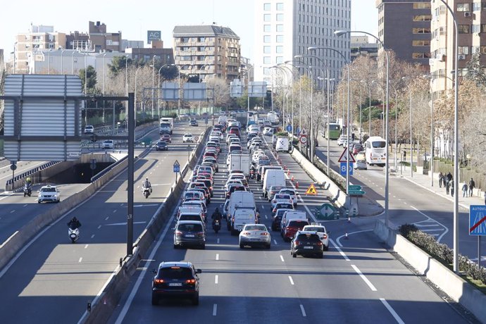 Archivo - Tráfico, Madrid, cortes de tráfico por contaminación, coche, coches, vehículo, vehículos