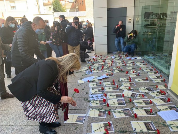La consellera en funciones ngels Ponsa, depositando un clavel en la puerta del Museu de Lleida.