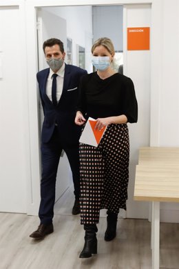 El concejal de Cs en el Ayuntamiento de Murcia, Mario Gómez, y la coordinadora autonómica de Cs, Ana Martínez Vidal, antes de la rueda de prensa