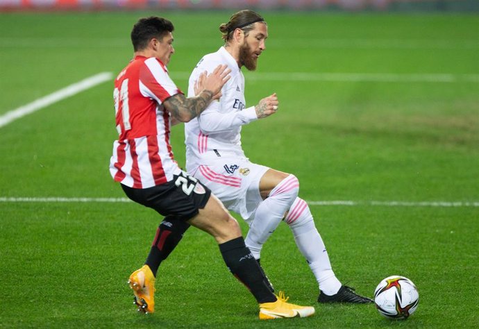 Archivo - Sergio Ramos pugna con Ander Capa durante la semifina de la Supercopa de España 2021