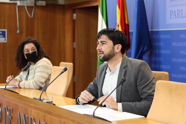La portavoz parlamentaria de Adelante Andalucía, Inmaculada Nieto, en rueda de prensa junto al diputado de Adelante Ismael Sánchez.