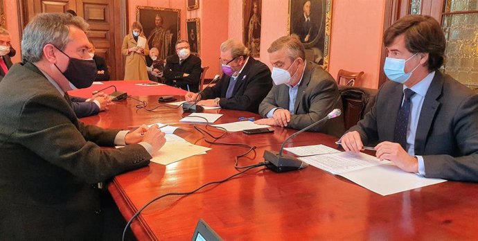 Reunión de Espadas con empresarios y sindicatos