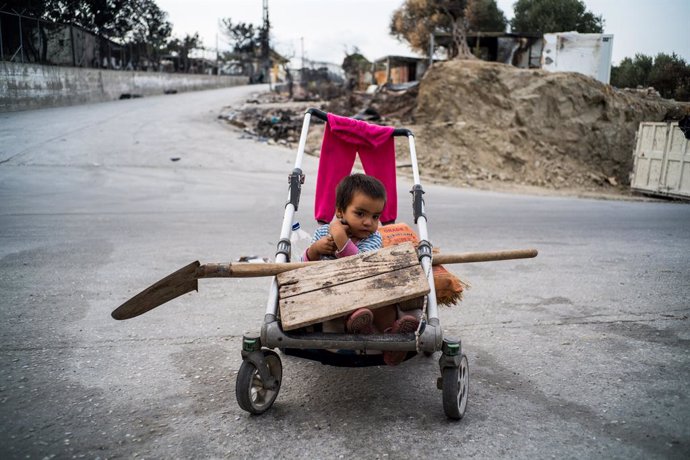 Archivo - A child in a trolley, in Lesbos, Greece, on 21 September 2020. Greece started yesterday to move 700 migrants from Lesbos to Athens after they went through an interview and obtained a Greek ID card to be identified. They will live for about 2 m