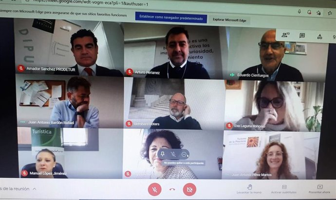 La vicepresidenta de Turismo de la Provincia- Prodetur, Manuela Cabello, y el gerente de esta sociedad provincial, Amador Sánchez, en una reunión telemática con la Asociación de Escuelas de Español para Extranjeros