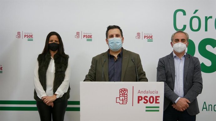 Expósito, entre Mellado e Izquierdo, en la sede del PSOE de Córdoba.