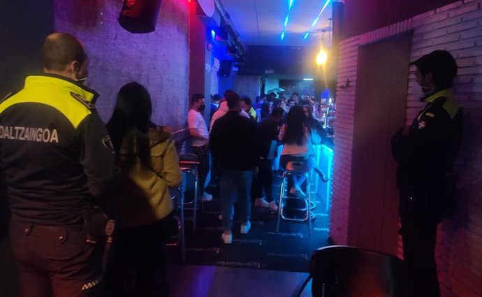 Pub desalojado y clausurado por incumplir normas sanitarias y de aforo en Barakaldo
