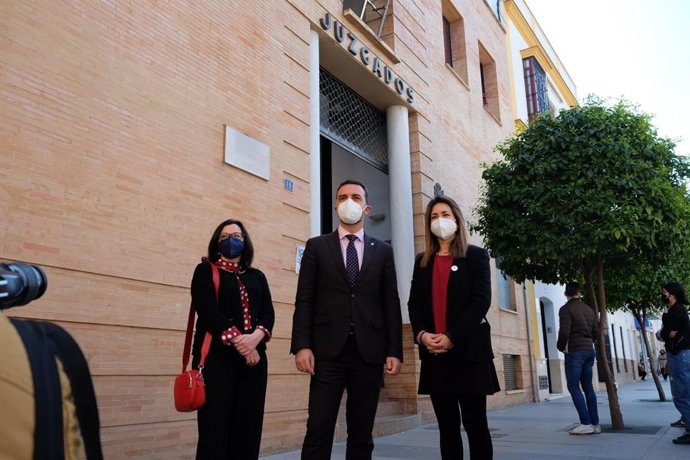 Millán, en su visita a los juzgados de Utrera